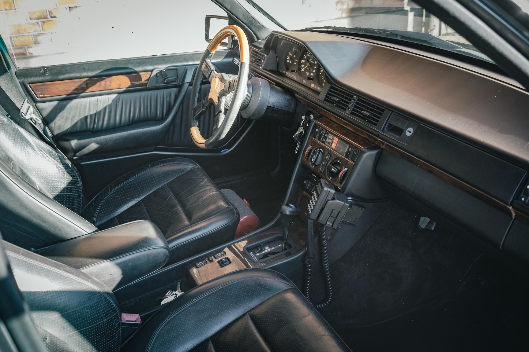 Innenraumfoto von 1991 Mercedes-Benz 300E-24 (2)