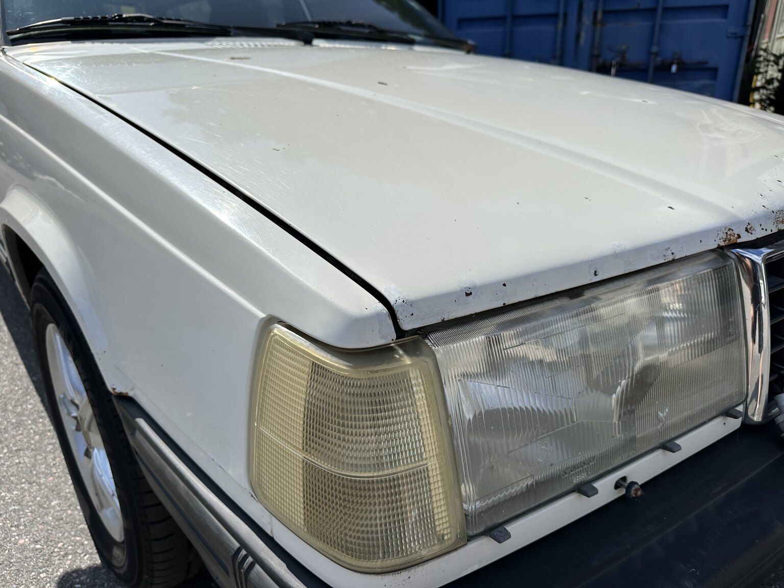 Exterior image of 1998 Volvo 945