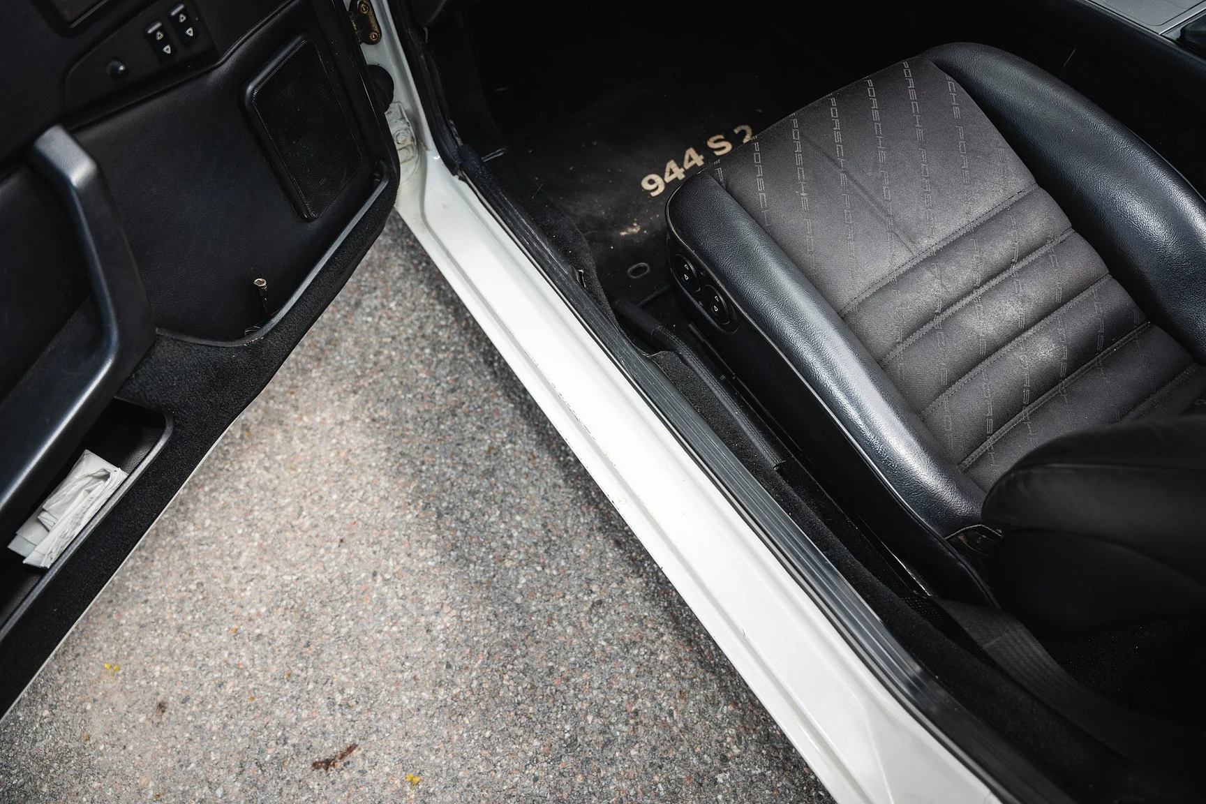 Interior image of 1990 Porsche 944 S2 Cabriolet  (17)