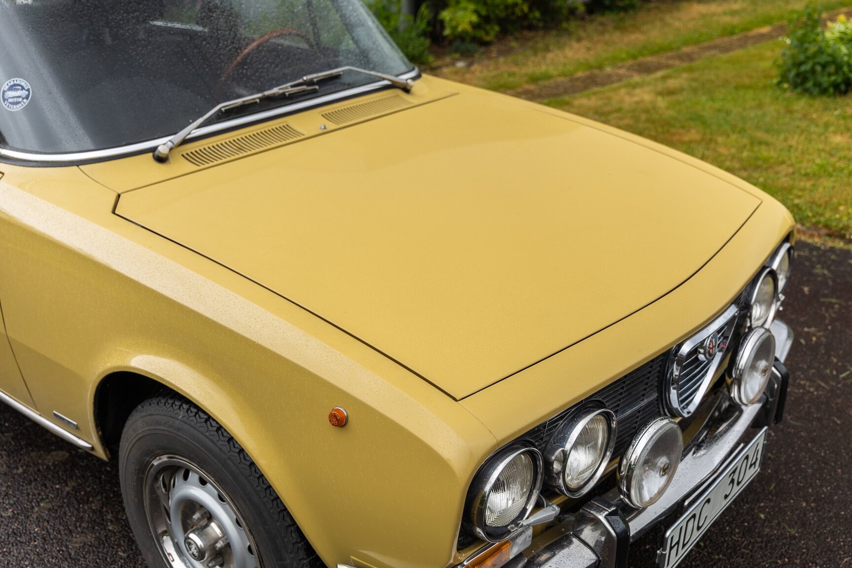 Exterior image of 1974 Alfa Romeo Berlina 2000