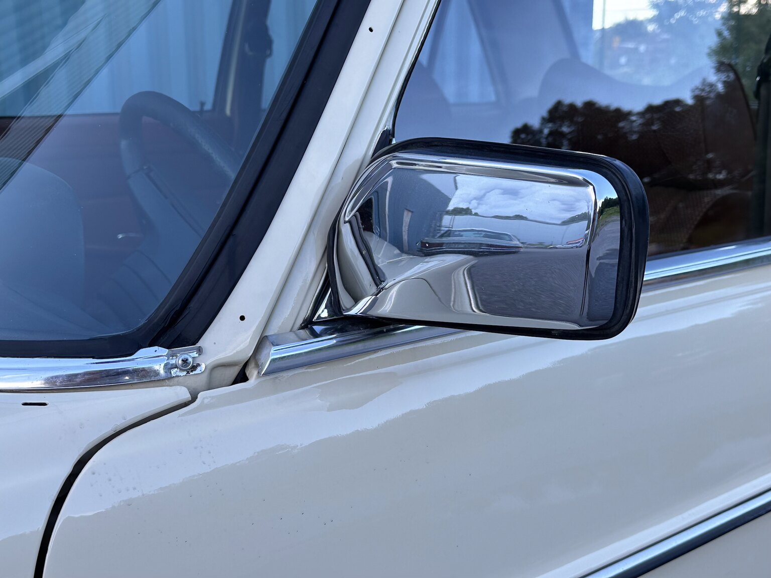 Exteriörbild på 1974 Mercedes Benz 230.6
