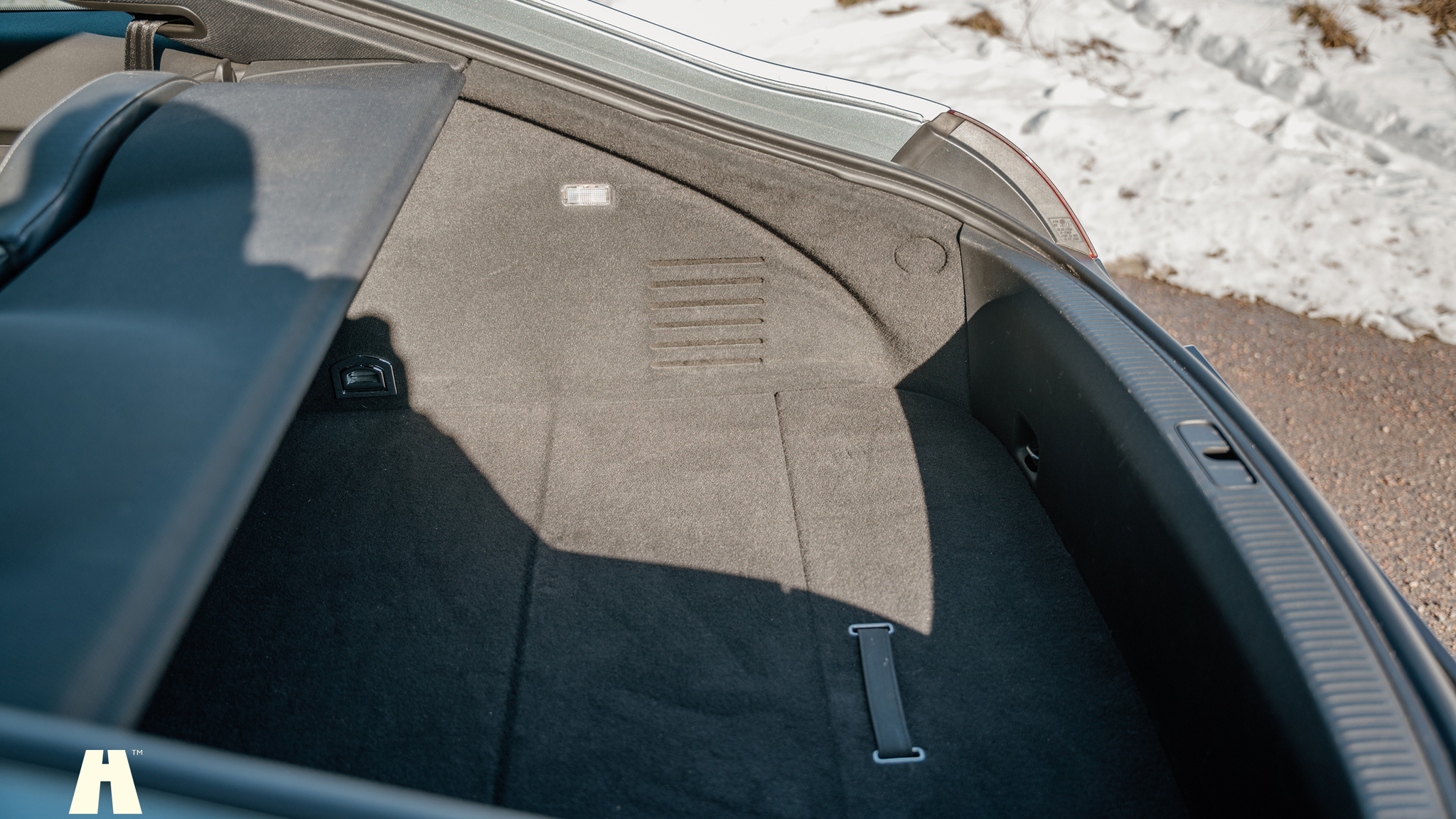 Interior image of 2009 Audi TTS (43)
