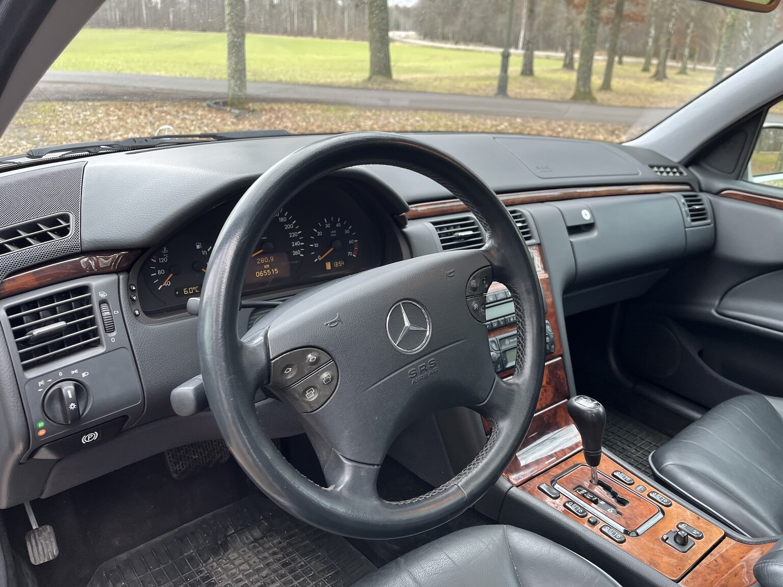 Interior image of 1999 Mercedes-Benz E320 T Automat
