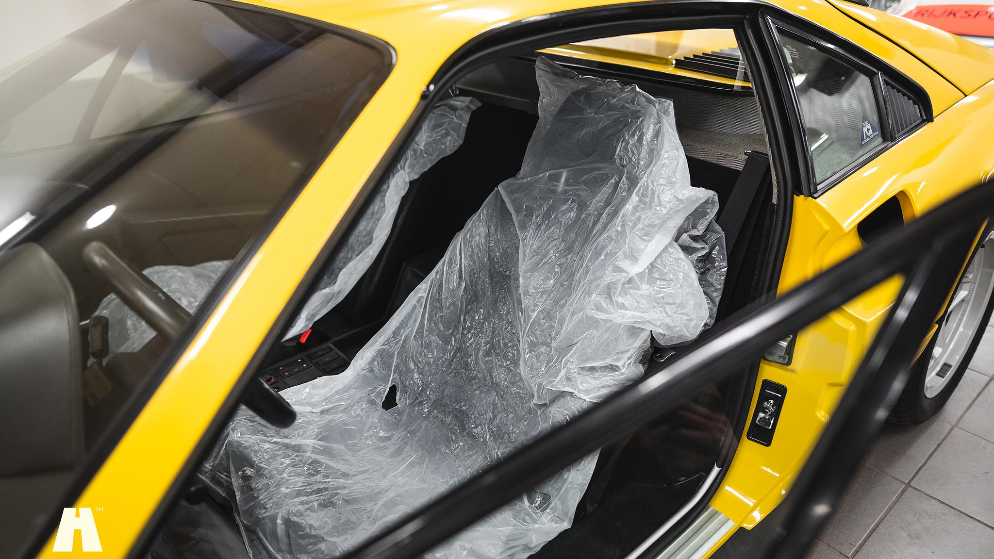 Interiörbild 1986 Ferrari 328 GTB