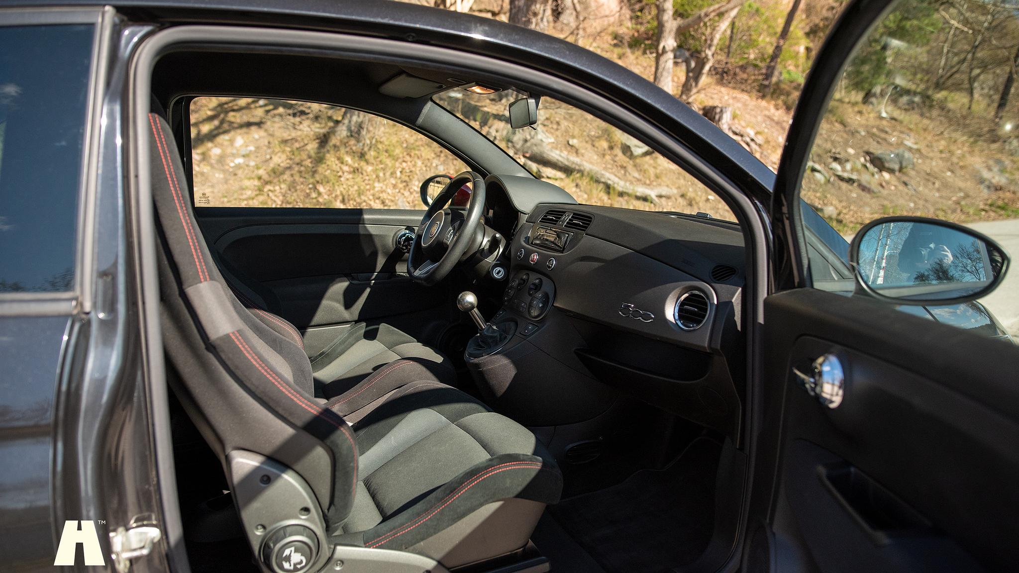 Innenraumfoto von 2016 Abarth 595 Competizione (11)