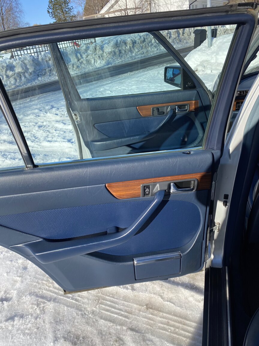 Interior image of 1988 Mercedes-Benz 300 SE