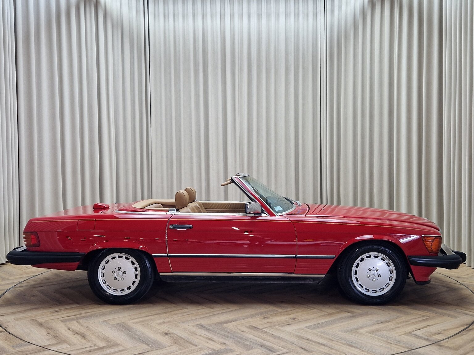 Exterior image of Mercedes-Benz 560SL