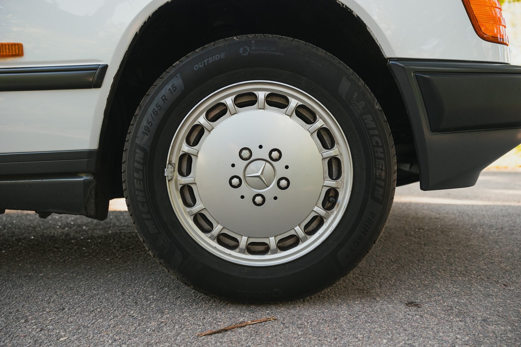 Exteriörbild på 1987 Mercedes-Benz 230E