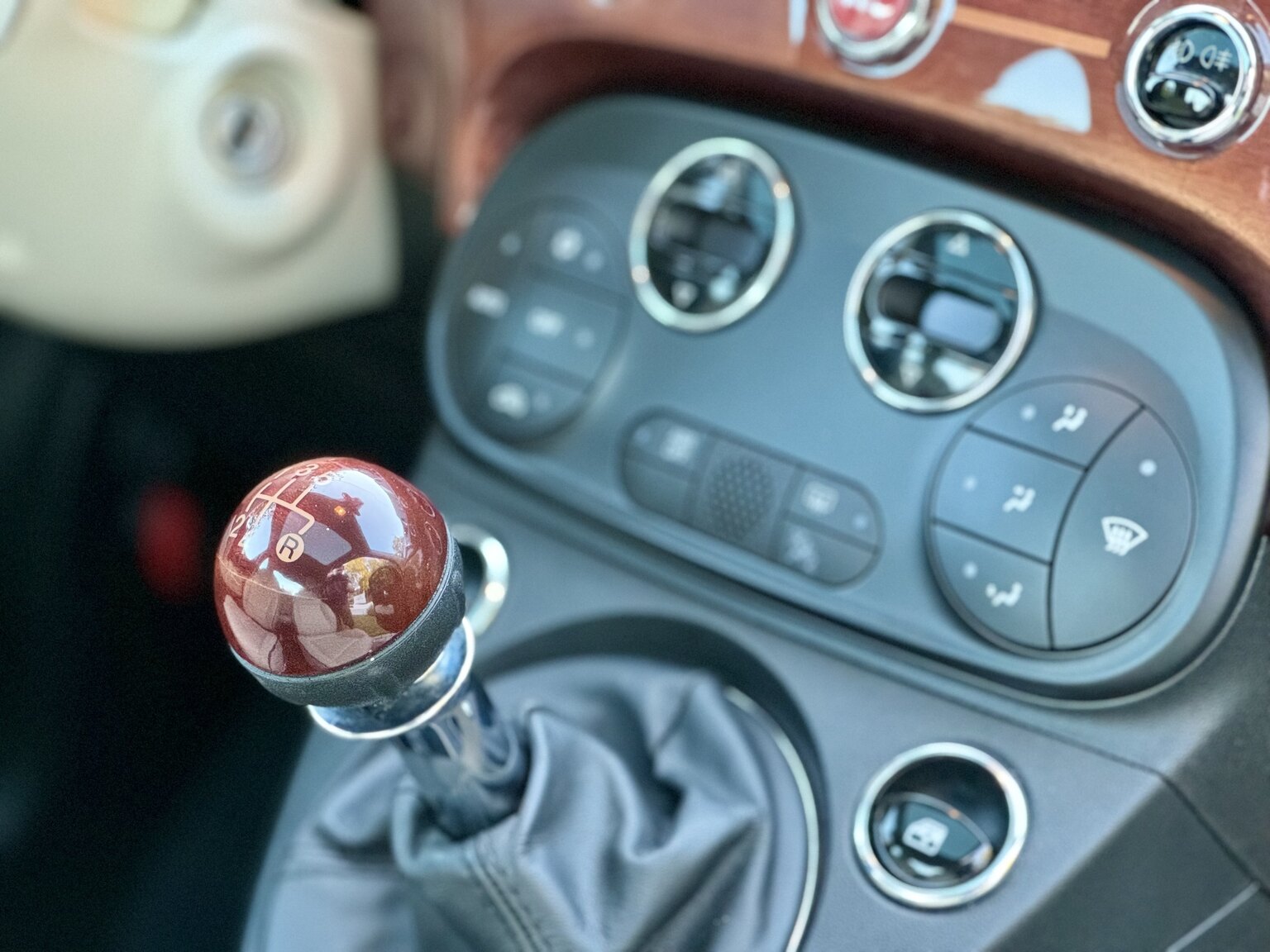 Interiörbild 2017 Fiat 500 Riva