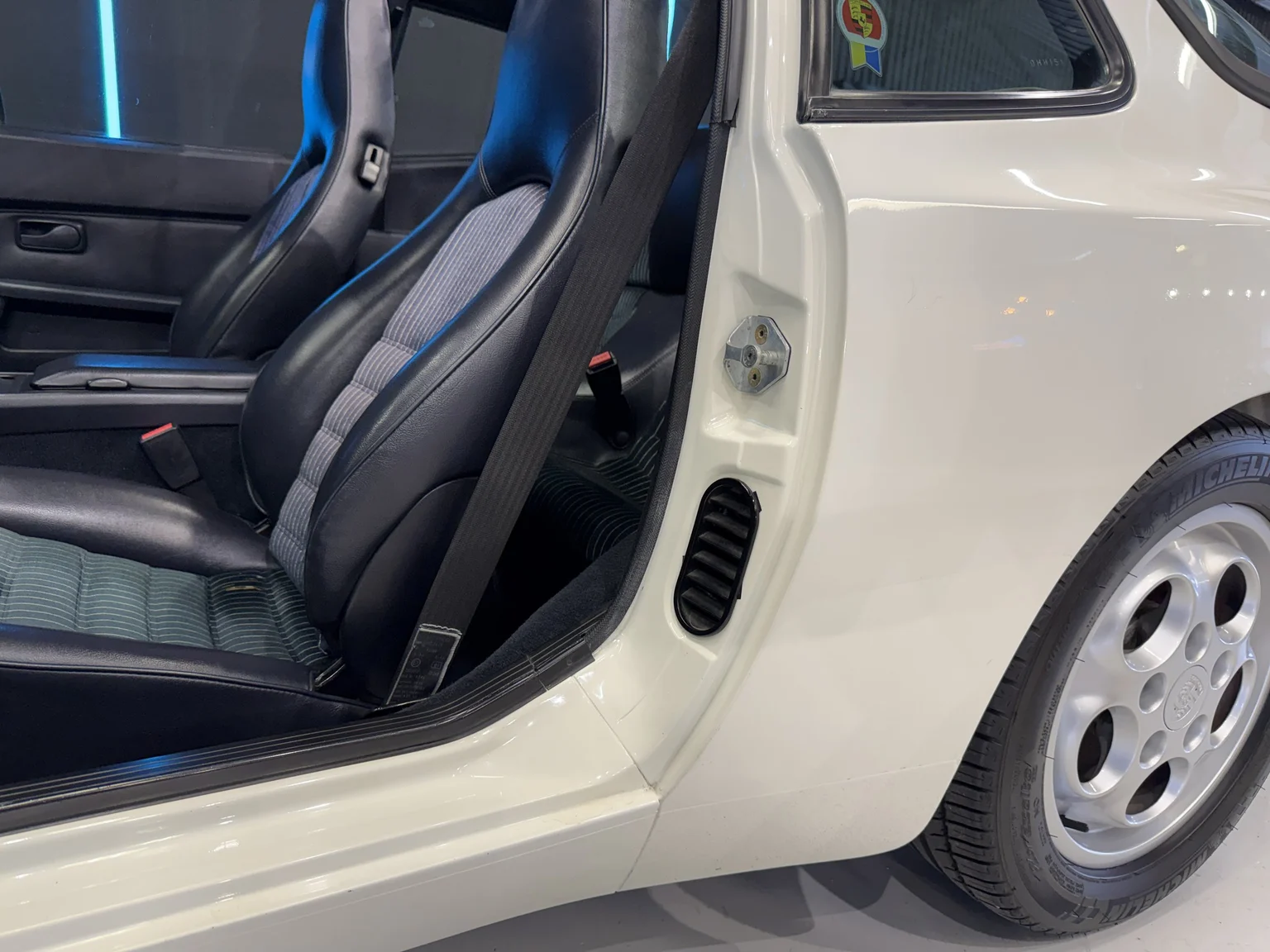 Interior image of 1989 Porsche 944 2.7 (7)