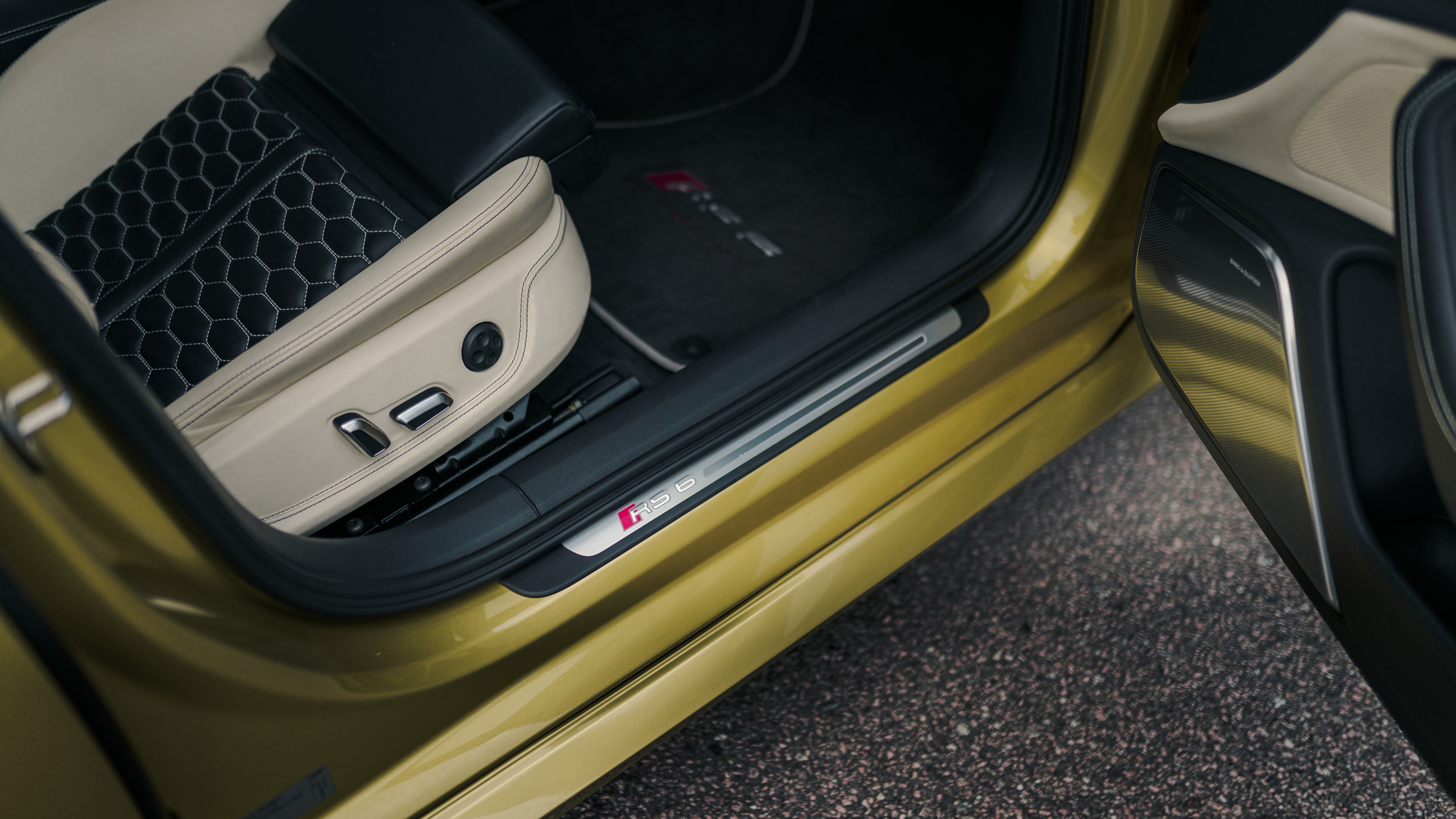 Innenraumfoto von 2016 Audi RS6 Avant Exclusive (5)