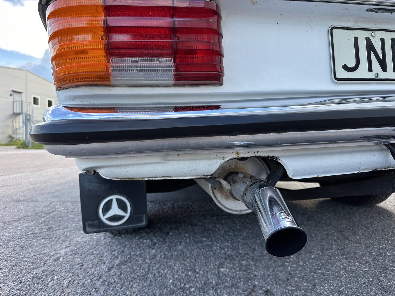 Exterior image of 1975 Mercedes Benz 200