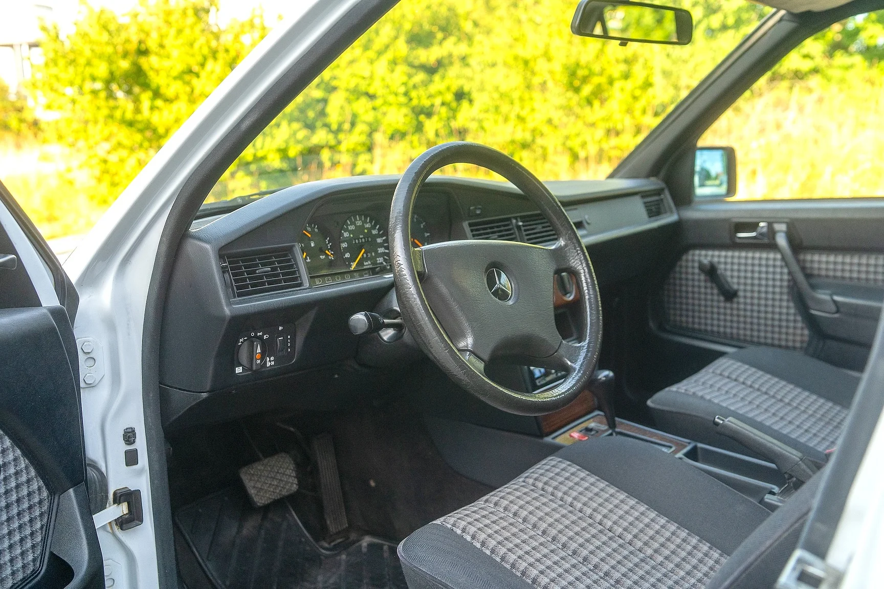Interior image of 1992 Mercedes-Benz 190 E 1.8 - NO RESERVE (5)
