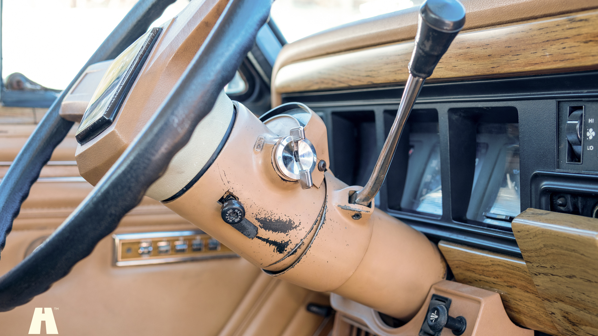 Interior image of 1988 Jeep Grand Wagoneer 5.9