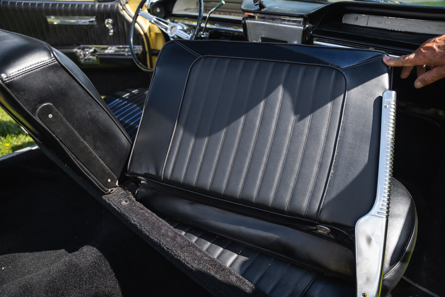 Interior image of 1961 Buick Electra 225 cab (55)