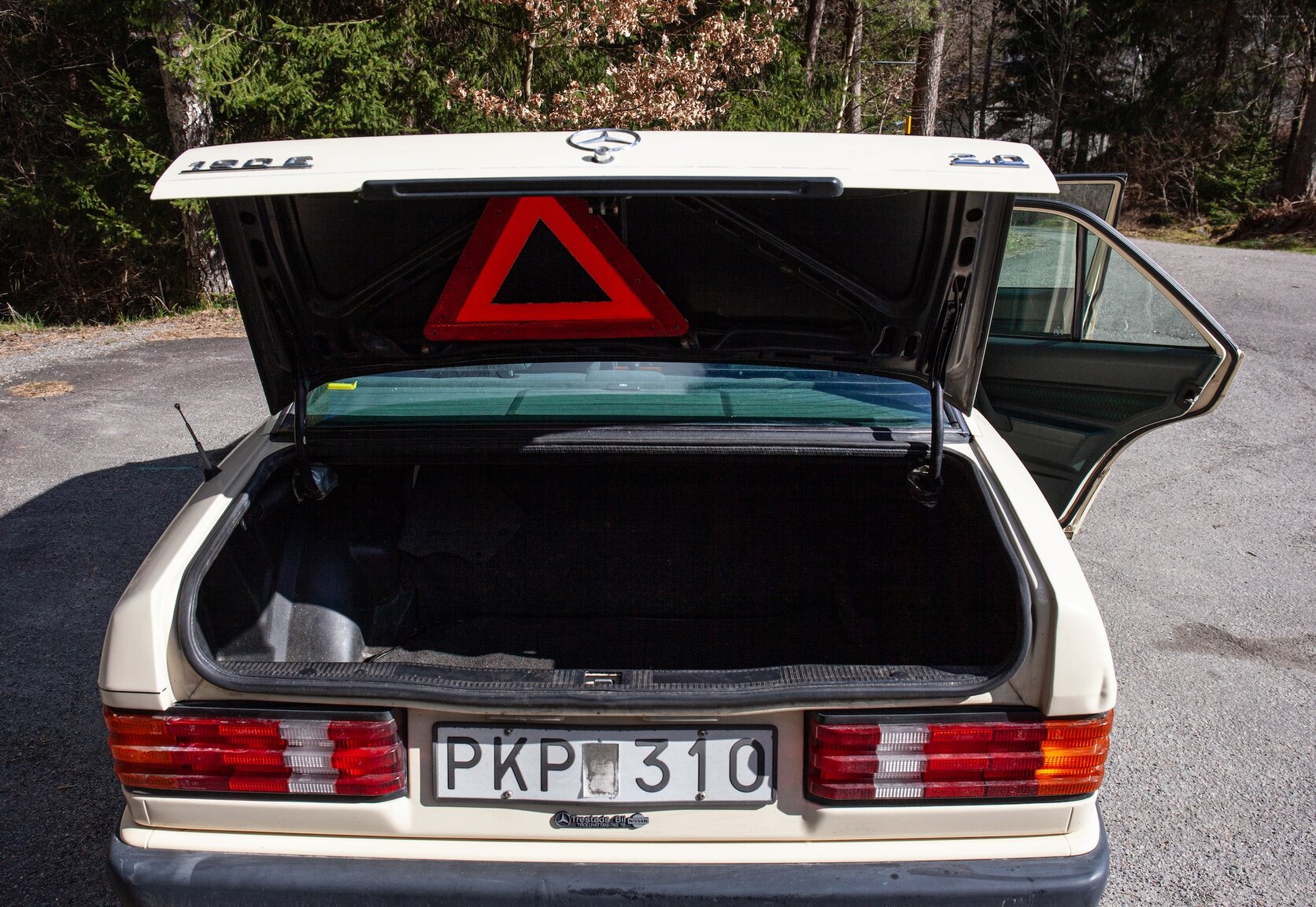 Interiörbild 1993 Mercedes-Benz 190 E 2.0