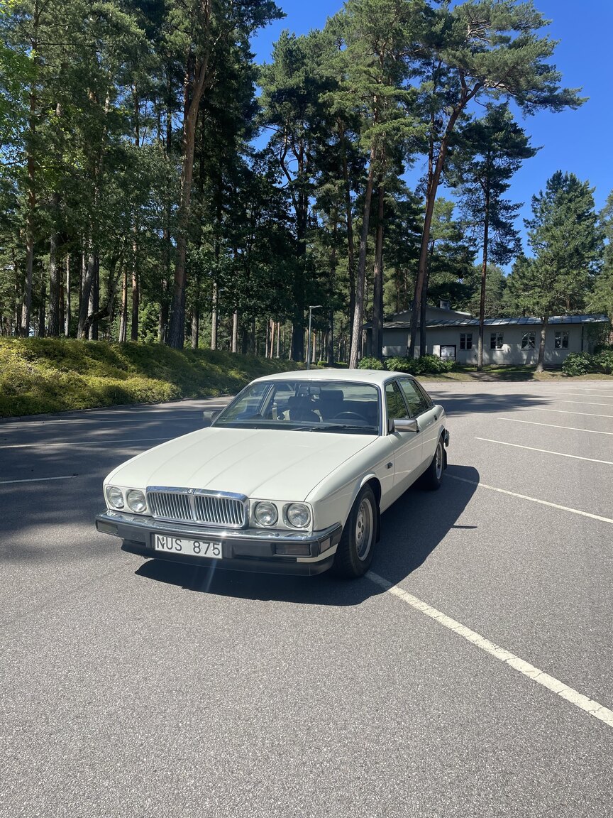 Exterior image of 1988 Jaguar XJ6 Sovereign