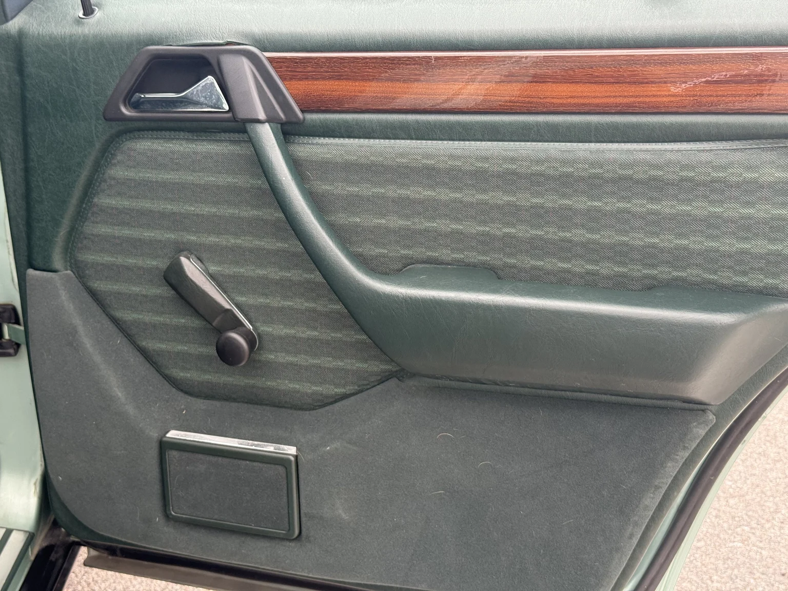 Innenraumfoto von 1991 Mercedes-Benz 300 E 4MATIC (32)