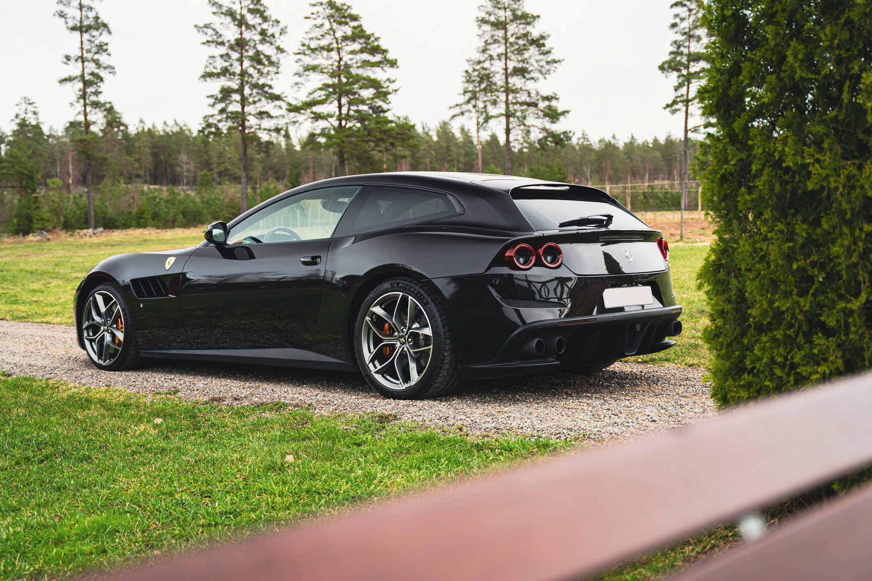Exteriörbild på 2018 Ferrari GTC4 Lusso T (5)