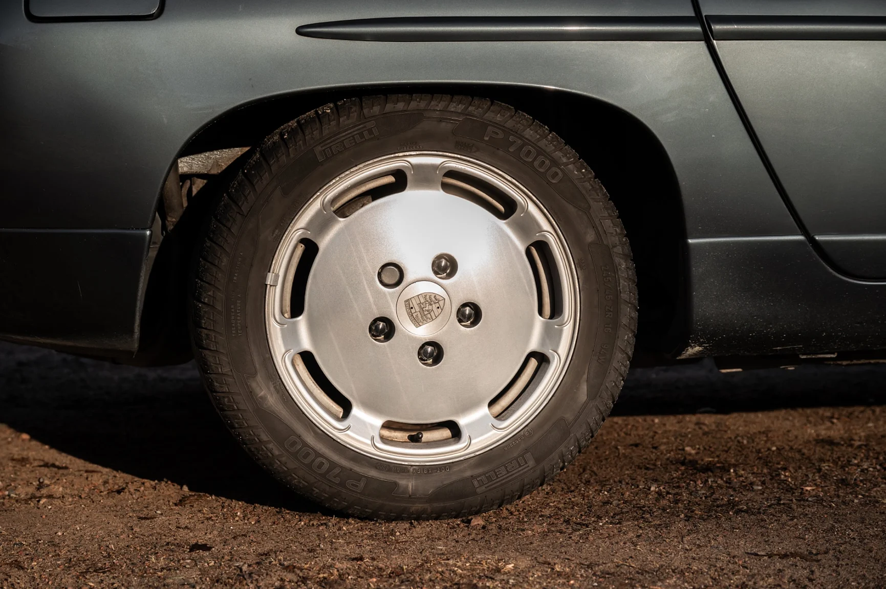 Exterior image of 1988 Porsche 928 S4 (33)