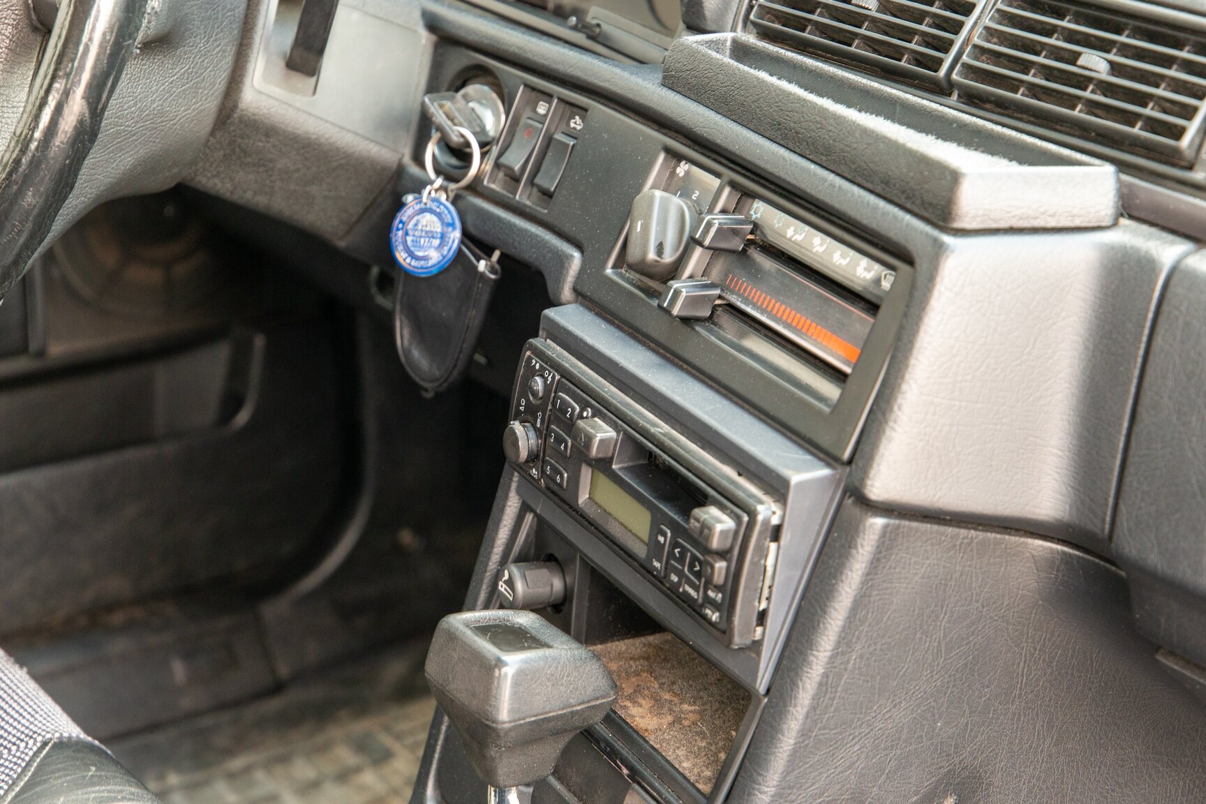Interior image of 1990 Volvo 745 Turbo (3)