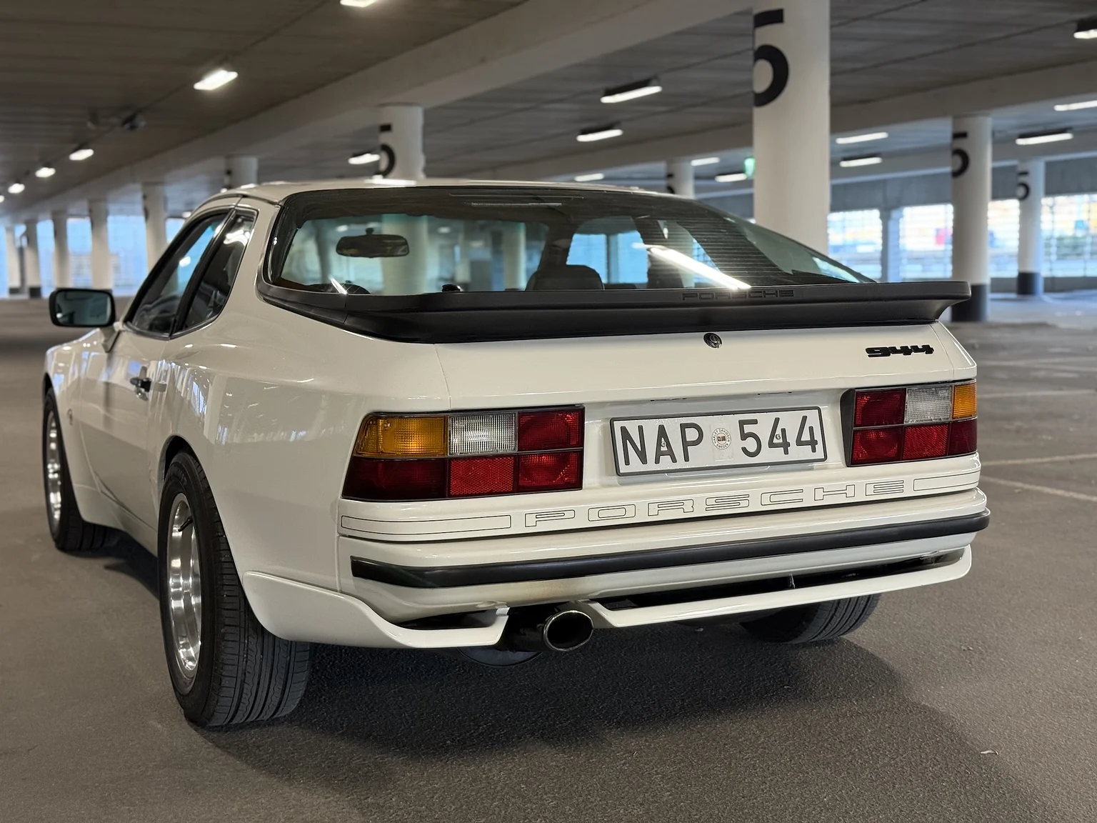 Exterior image of 1984 PORSCHE 944 Targa (14)