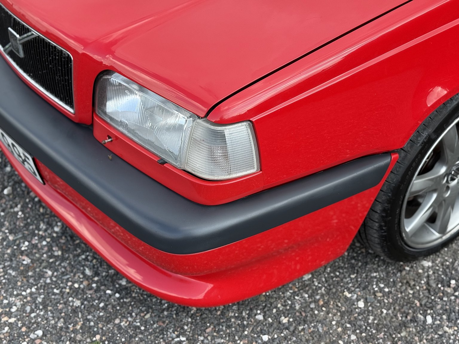Exterior image of 1996 Volvo 850 R "T-Röd"