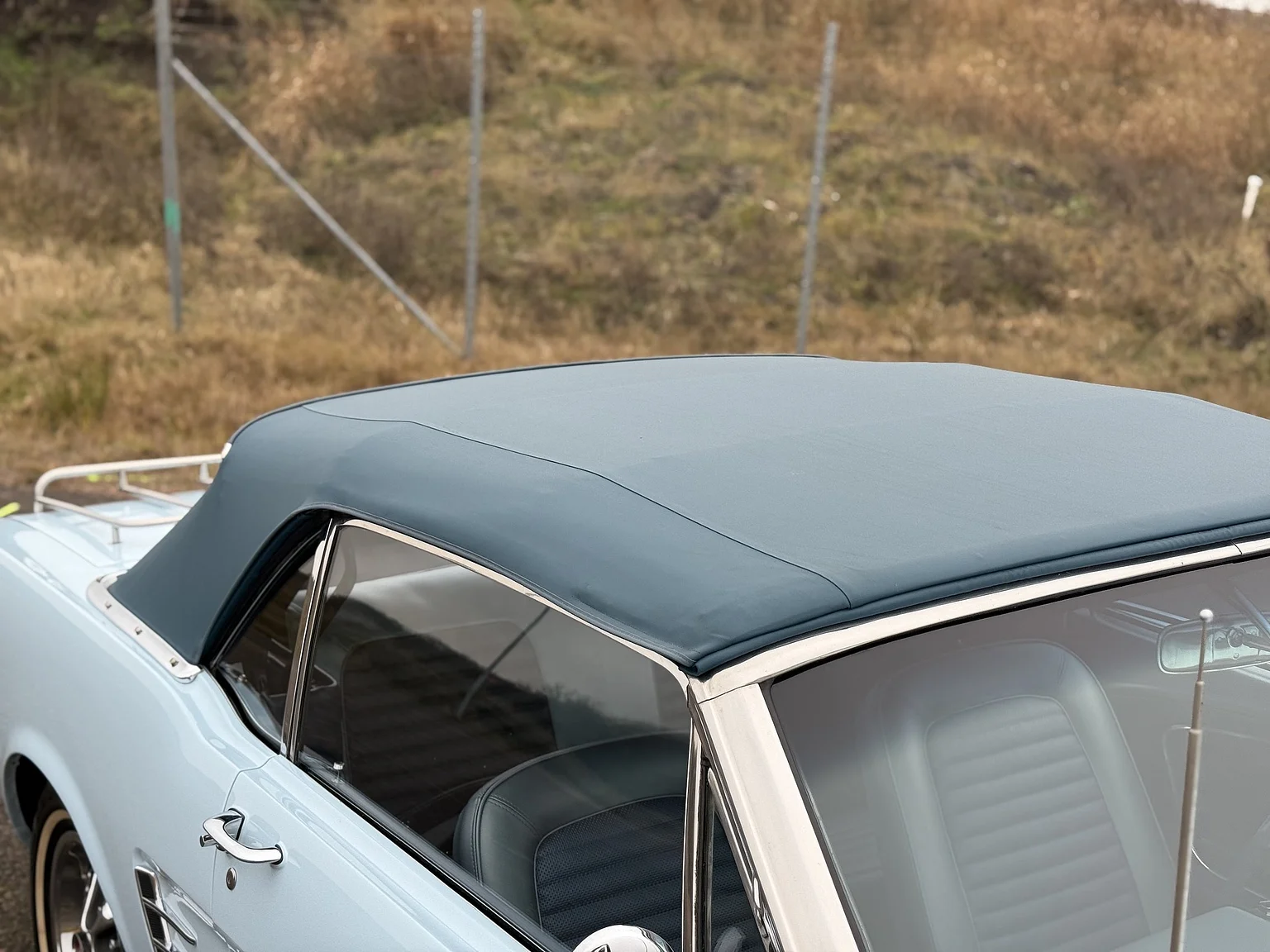 Exteriörbild på 1966 Ford Mustang Convertible 289 V8 (23)