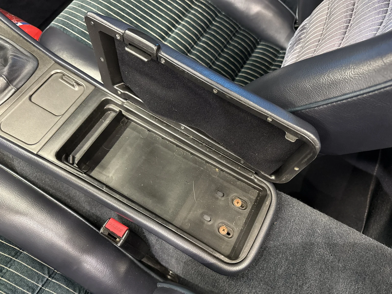 Interior image of 1989 Porsche 944 2.7 (35)