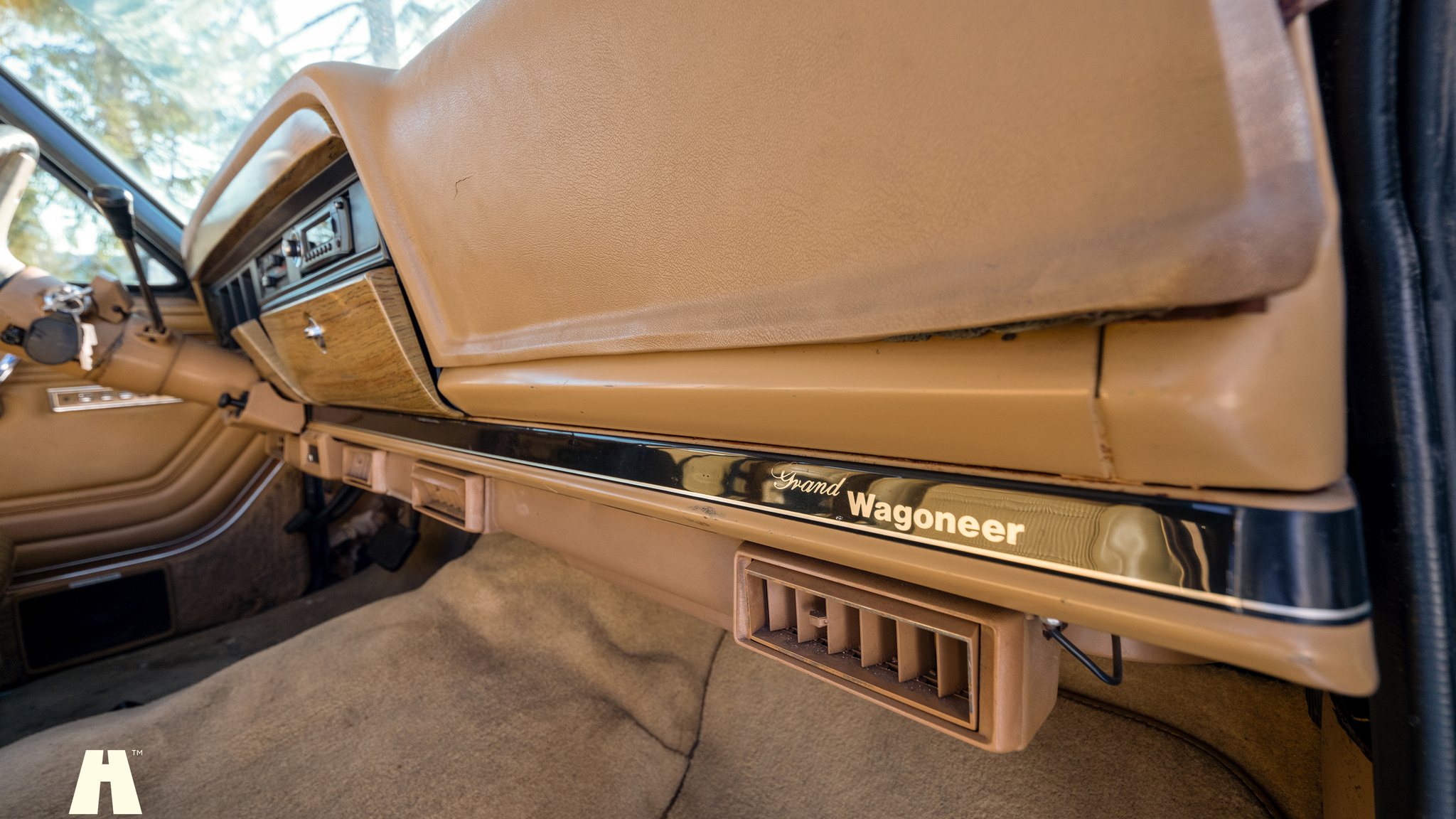 Interior image of 1988 Jeep Grand Wagoneer 5.9