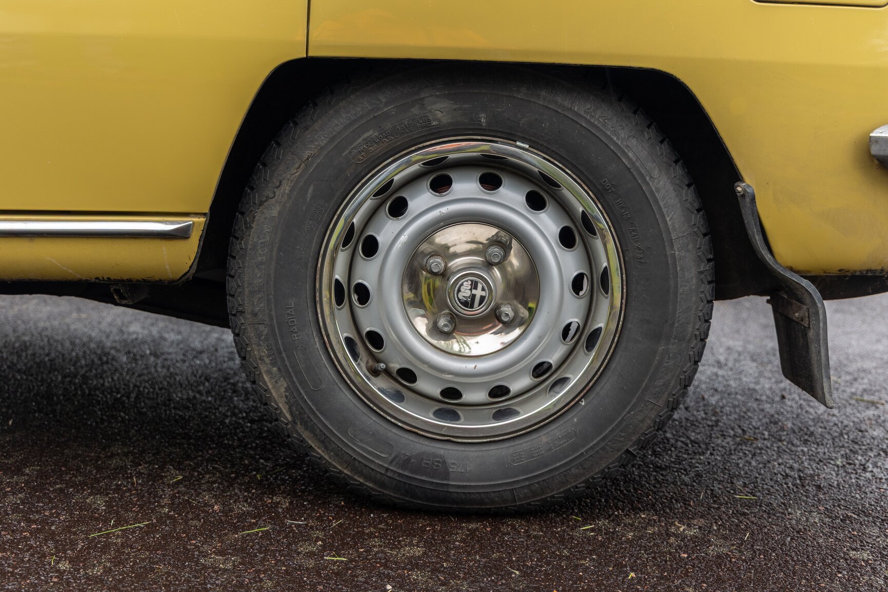Exterior image of 1974 Alfa Romeo Berlina 2000