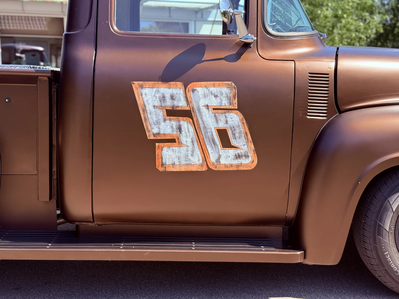 Exteriörbild på 1956 Ford F-100 Restomod (40)