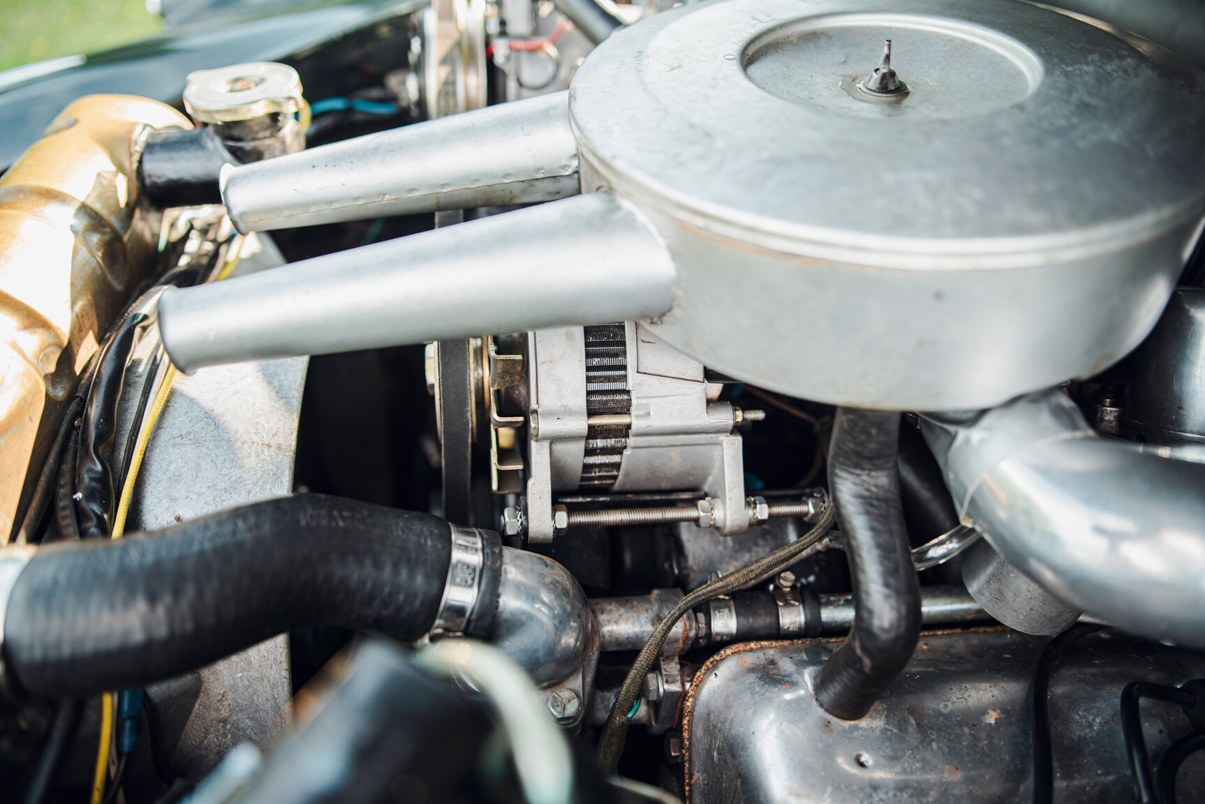 Image of 1965 Daimler 250 V8 mechanics