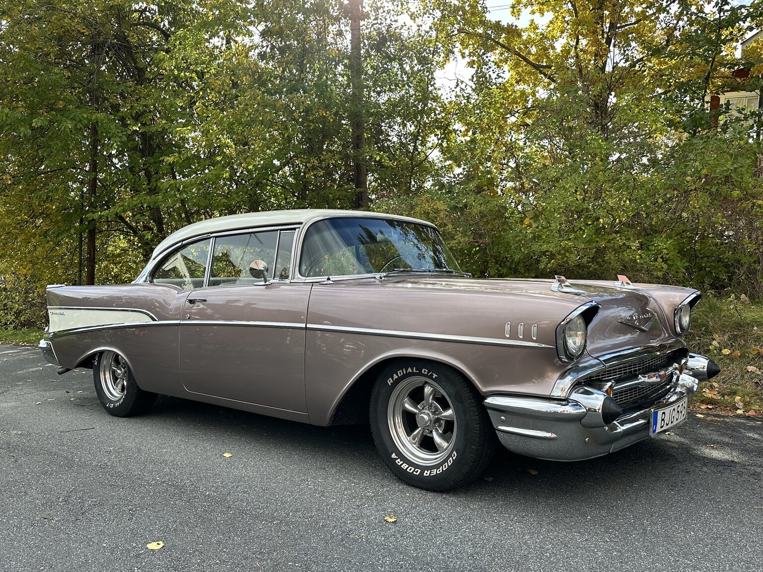 Exteriörbild på 1957 Chevrolet Two-Ten Restomod (3)