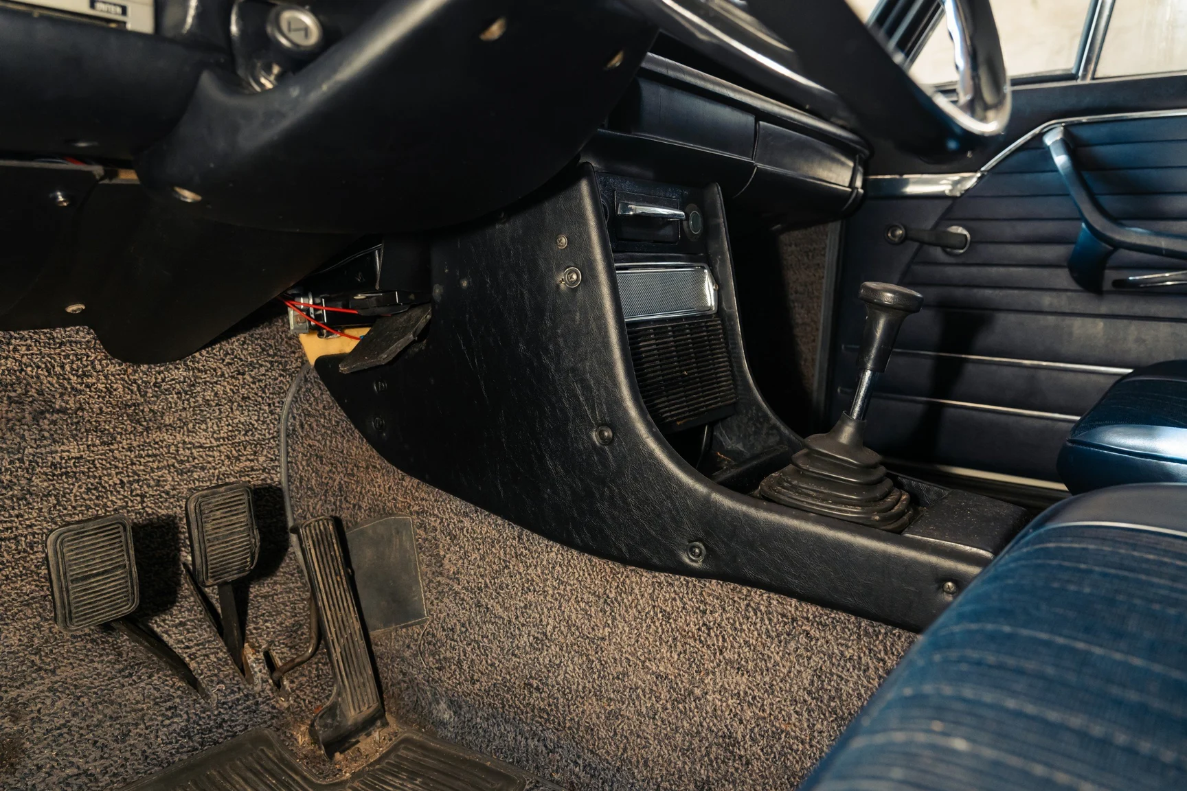 Interior image of 1973 BMW 1802 (17)