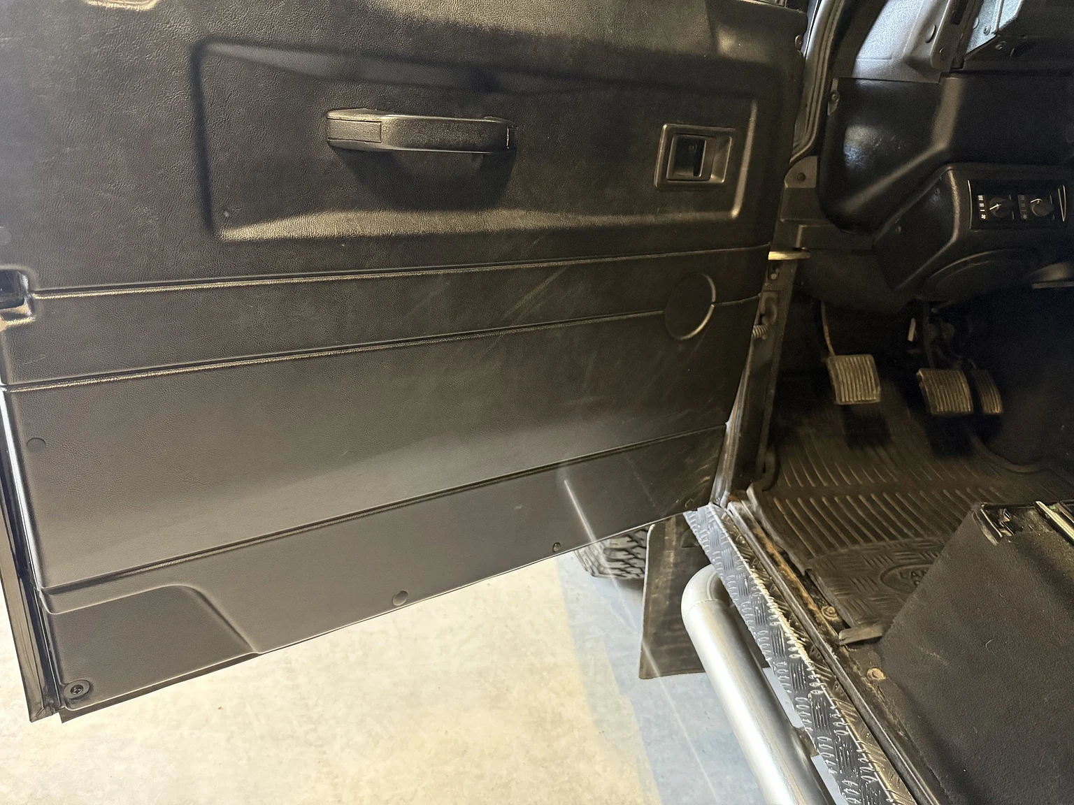 Innenraumfoto von 2000 Land Rover Defender 110 Tomb Raider (6)