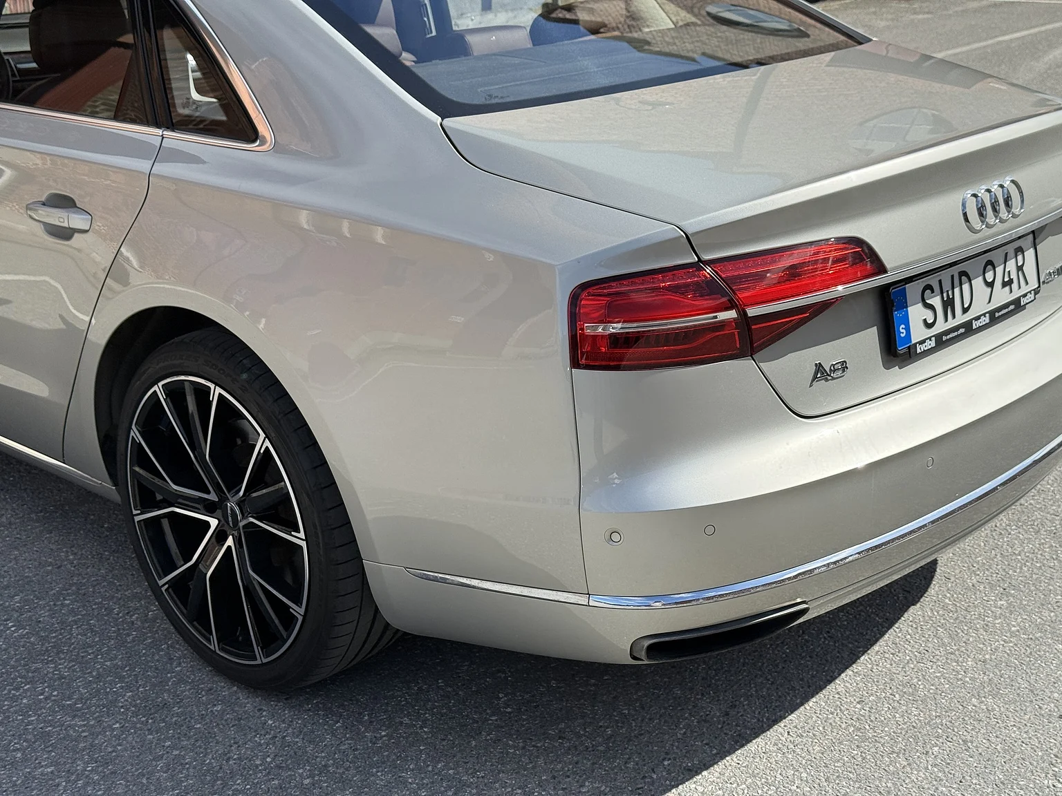Exterior image of 2014 Audi A8 4.0 TFSI (50)