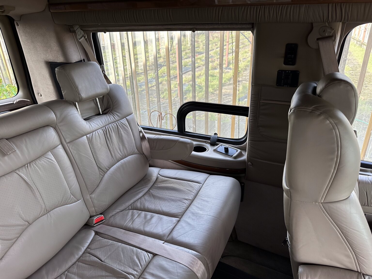 Interiörbild 2000 GMC Savana G1500 Conversion Van