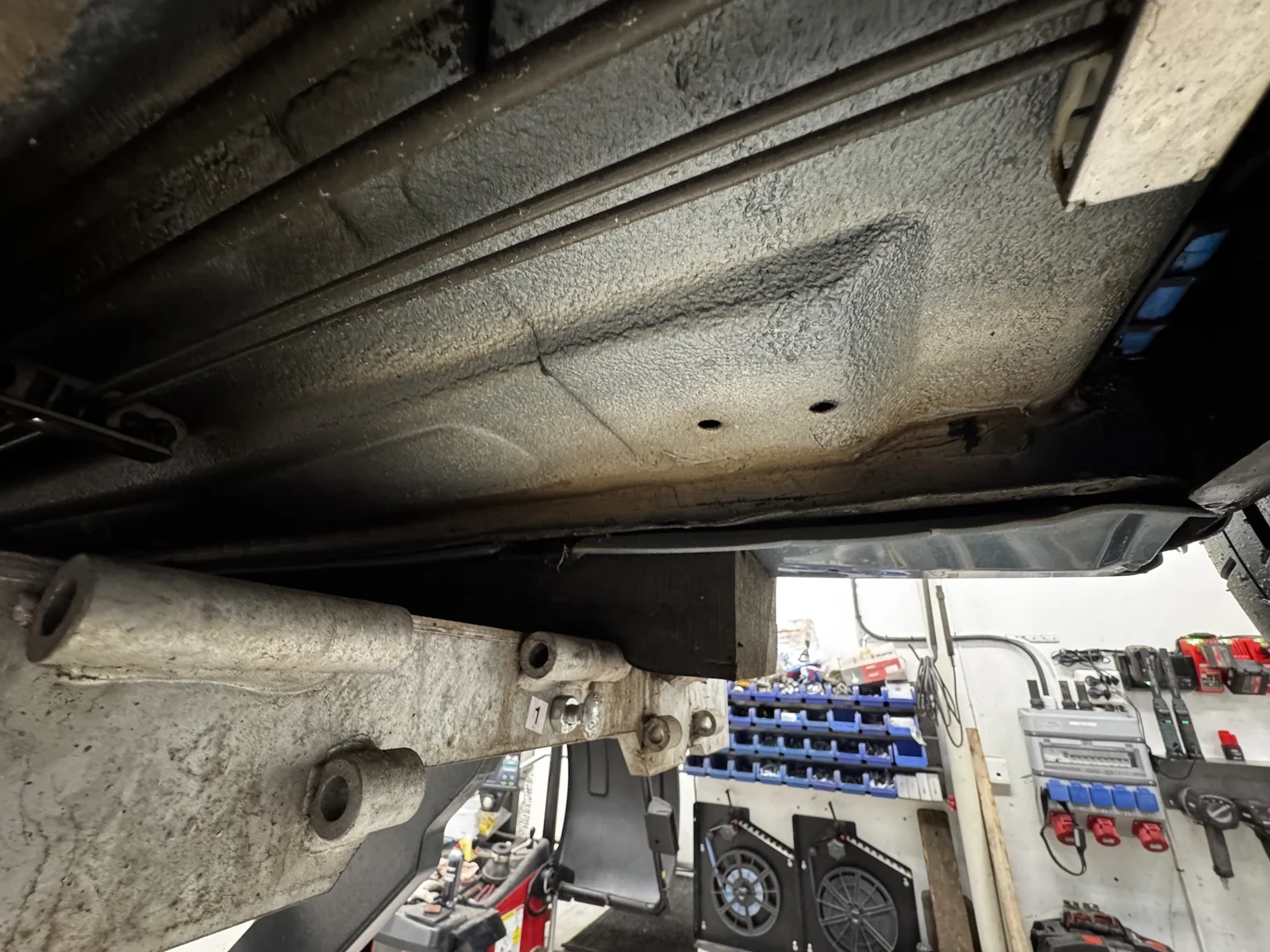 Image of 1992 BMW 850i 6-speed manual - 1 of 49 mechanics (11)