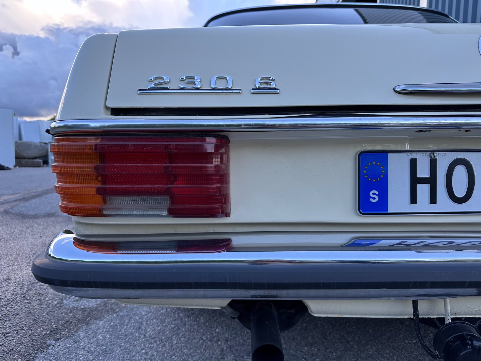 Exteriörbild på 1974 Mercedes Benz 230.6