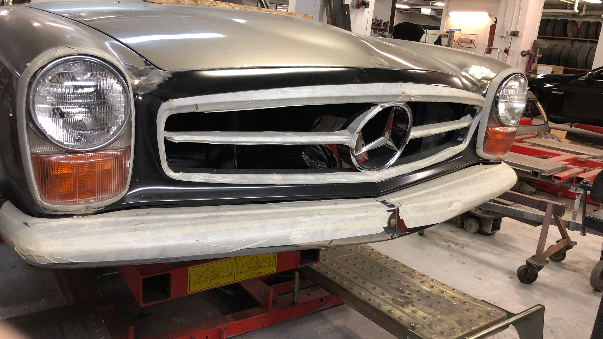 Exterior image of 1970 Mercedes 280 SL Pagoda (102)