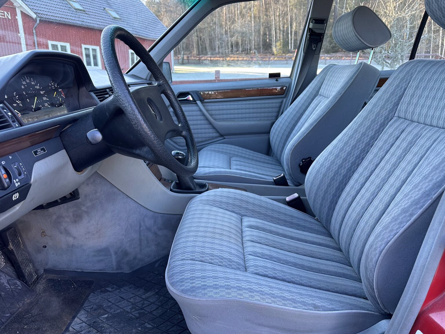 Innenraumfoto von 1990 Mercedes-Benz 200 E