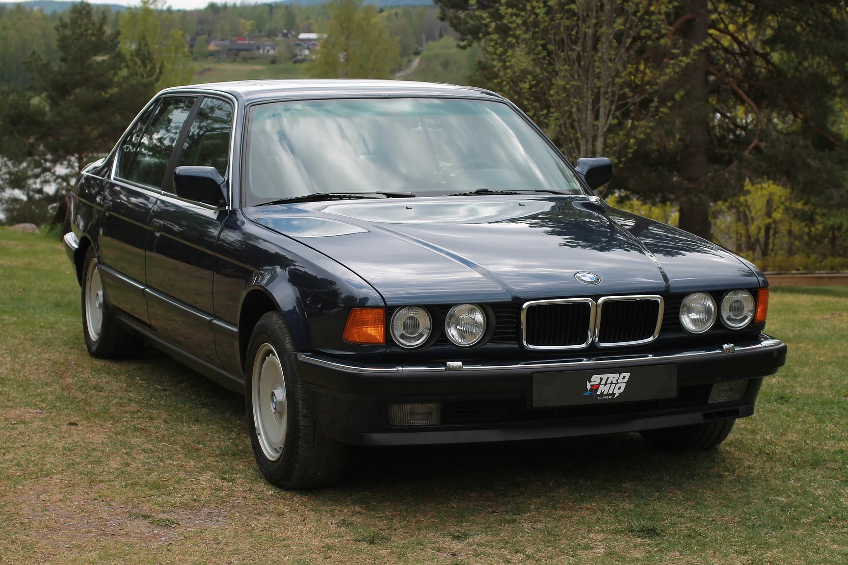 Exterior image of 1989 BMW 750iA (30)