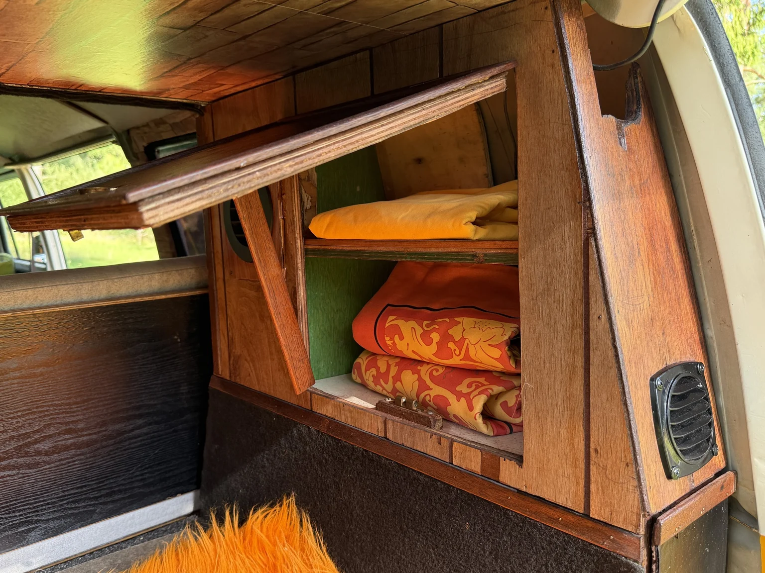 Innenraumfoto von 1975 Volkswagen Transporter Campervan (85)