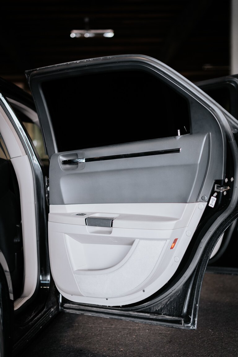 Innenraumfoto von 2006 Chrysler 300C SRT-8 (14)