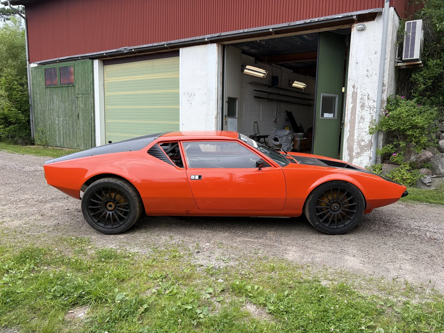 Exterior image of 1972 De Tomaso Pantera LS Restomod (47)