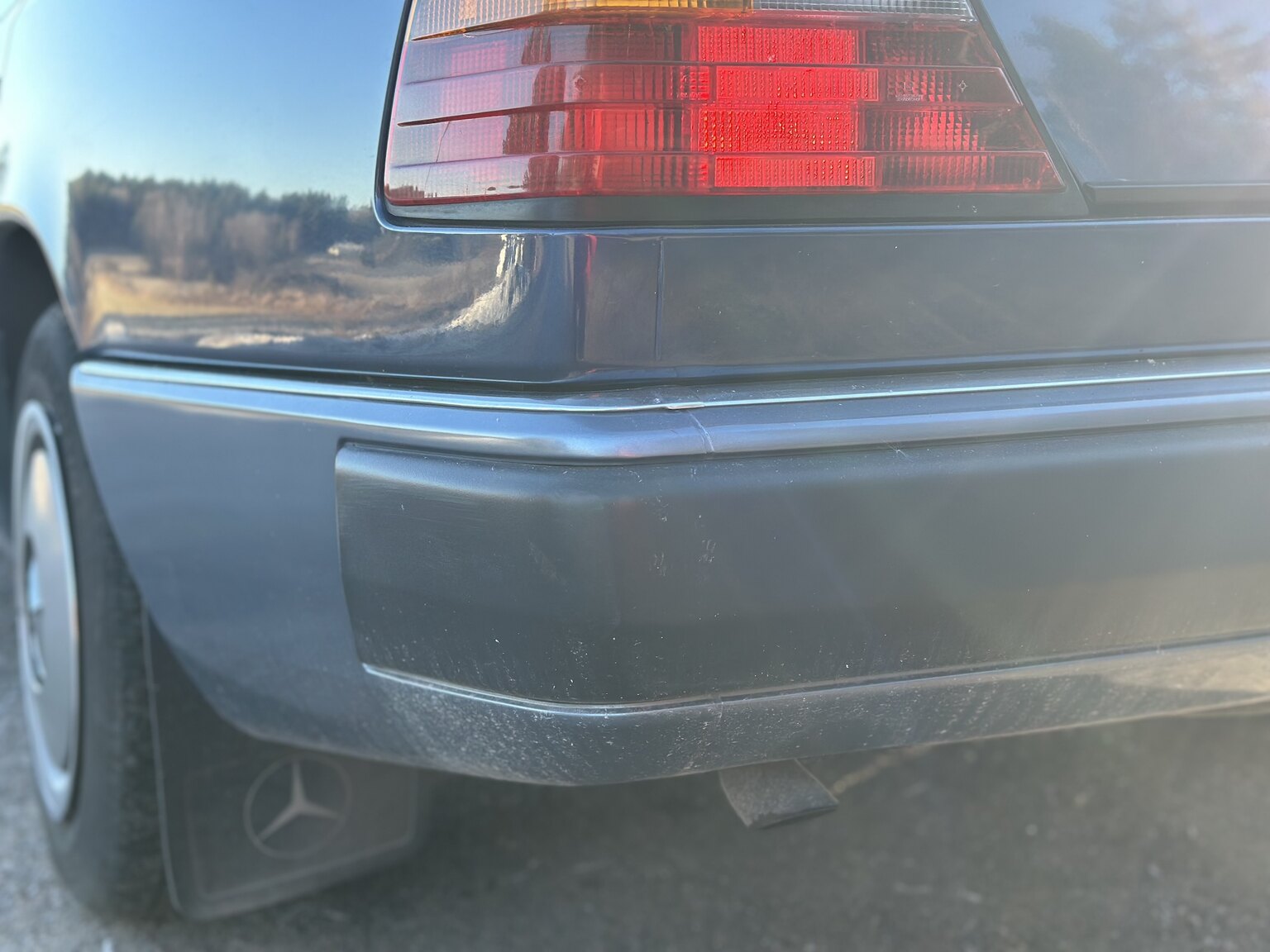 Exterior image of 1991 Mercedes-Benz 230 E 