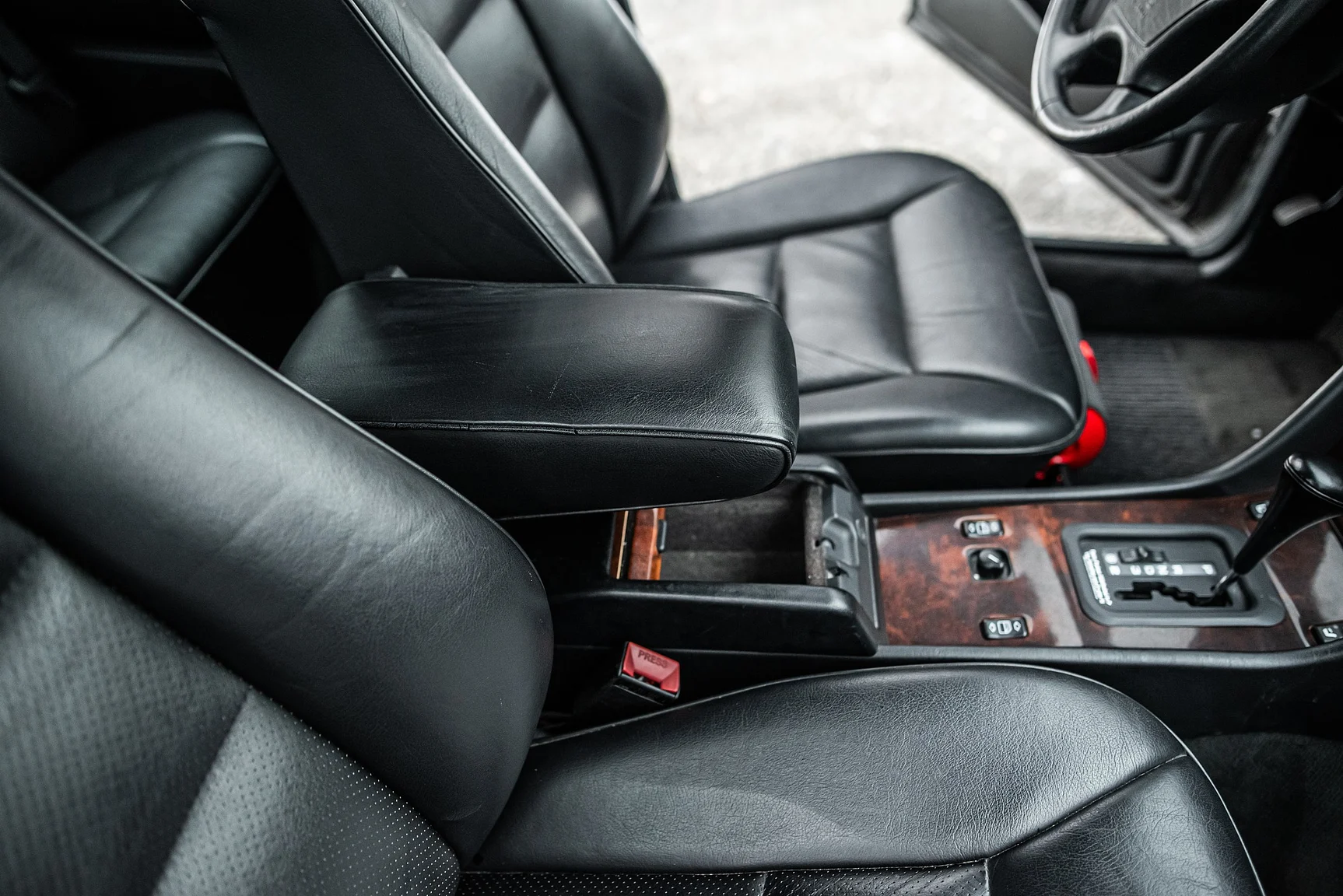 Interior image of 1993 Mercedes-Benz E 320 "AMG" (40)
