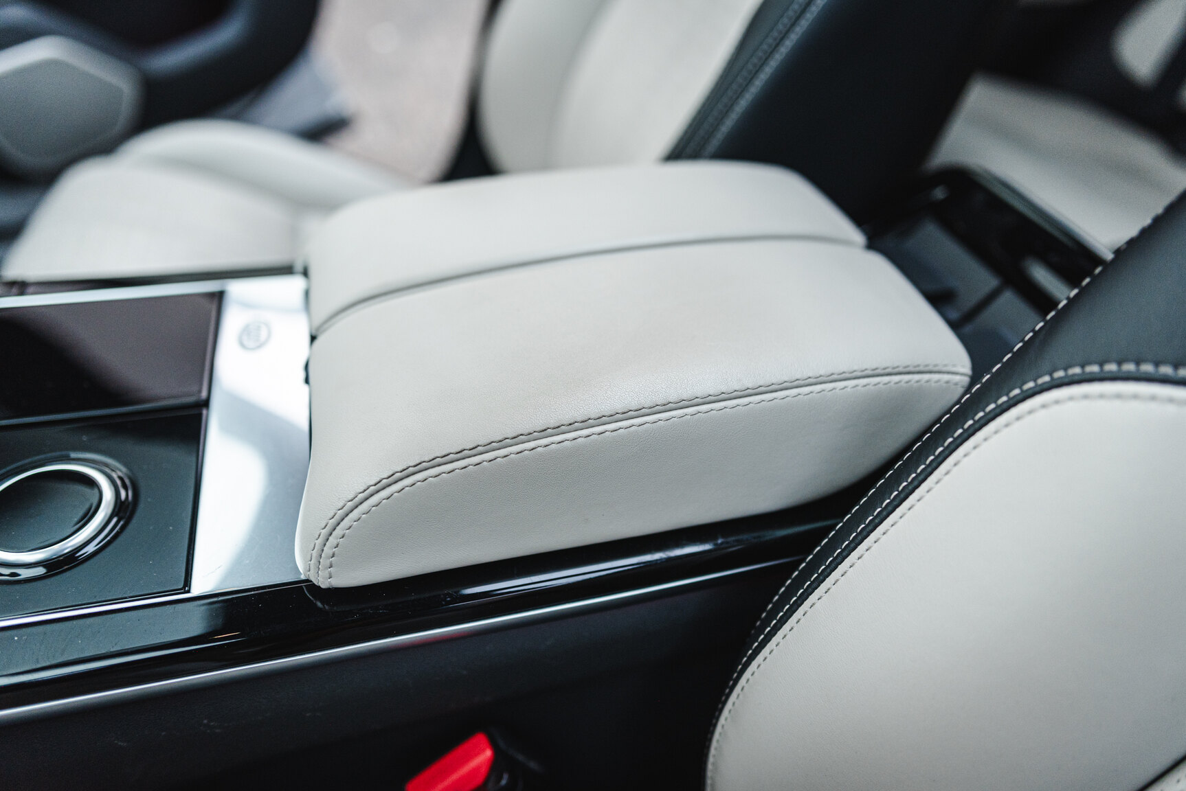 Interior image of 2018 Range Rover Velar D300 AWD HSE