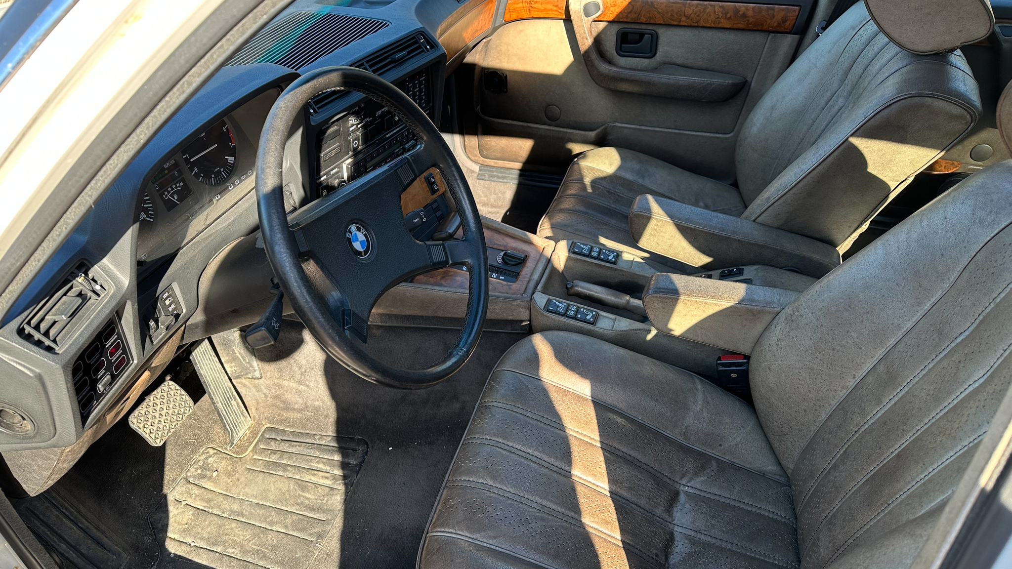 Interiörbild 1984 BMW 745i Executive Automat